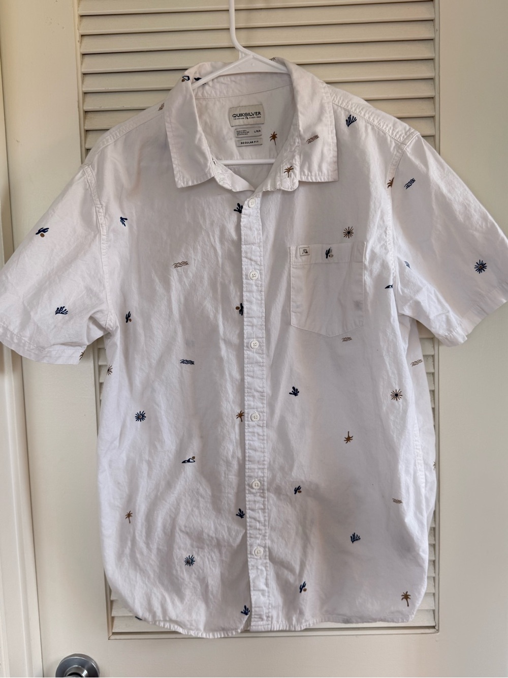 Quiksilver White Short-Sleeve Button-Up Shirt with Navy & Tan cactus and palm